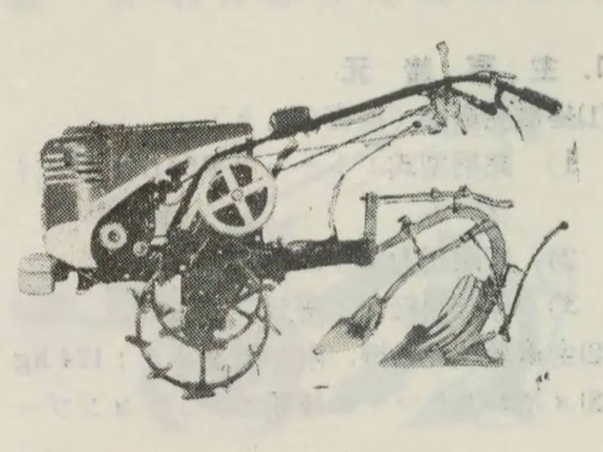 写真部分だけ拡大します。のちに流行するカバータイプ。エンジン剥き出しよりスマートに見えますよね。とにかくこのカバーがついていたりエンジンが外国ブランドだったり（多分クリントンエンジン）名前も含めておしゃれな感じがします。これとエンジン剥き出しで漢字混じりのナントカ式を比べると、随分垢抜けているように見えたことでしょう。