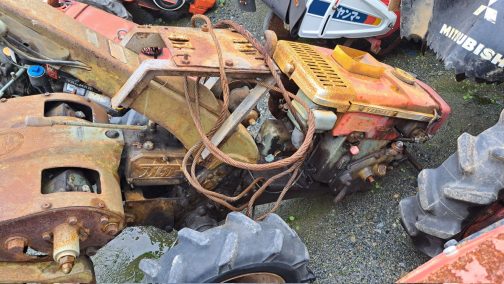 エンジンはヤンマーのF5Eに換装されているようです。型式認定はロビンKD33で受けているものの、宣材写真ではヤンマーのエンジンが載っています。もしかしたらヤンマーで使っているユーザーの方が多かったかもしれませんね。前のエンジンがヤンマーなら次のエンジン（この個体はF5E）もヤンマーにしそうなものですから。