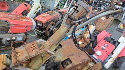 サビをまんべんなく纏っているとはいえ塗装はオリジナルのまま残っているみたいで、他の同様の運命の耕運機の中でも逆に光って見えます。