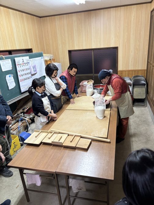 大体人が集まった時点でまずはお蕎麦屋さんの先生が打ち方を教える講習会です。