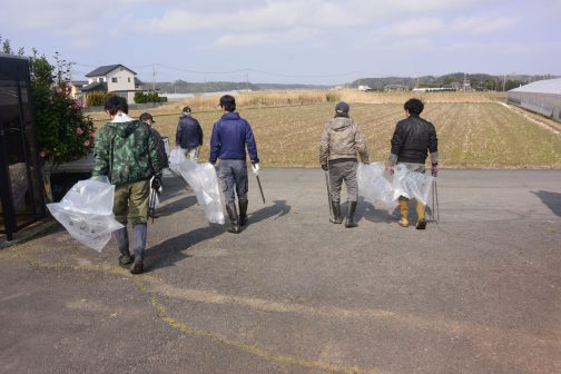 まずは袋を持ってあちこちに散らばります。
