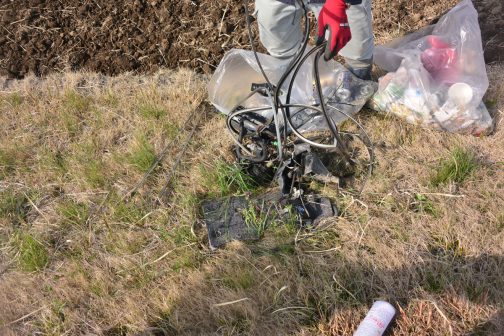 車の部品を捨て・・・