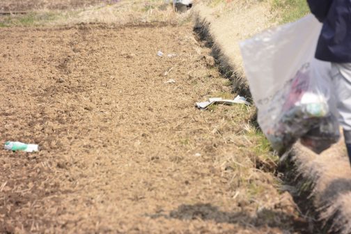 箱に詰め込んで捨て、裸のまま捨て・・・