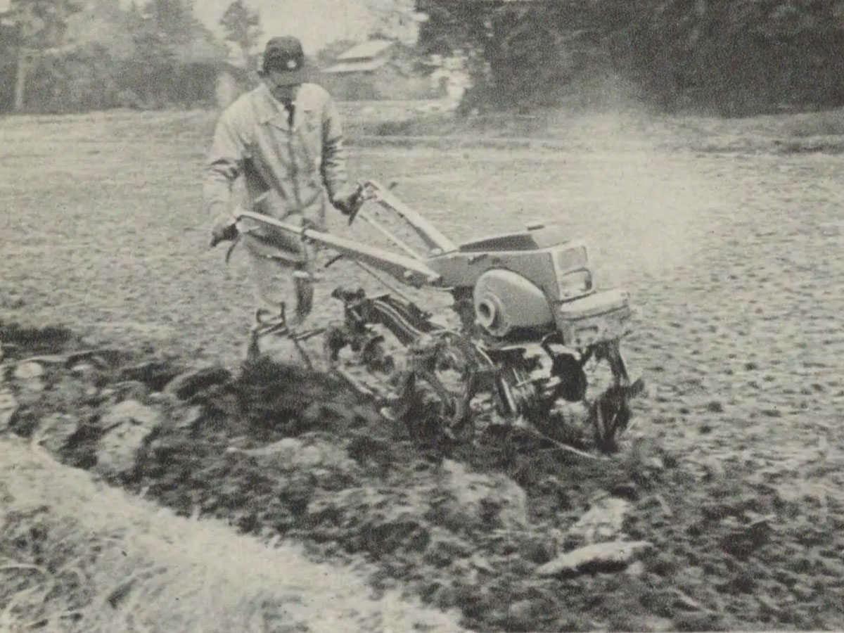 まずは1960新・農機具入門の写真から。こちらは運輸省型式KT350、1960年型式認定2ストカワサキKF31搭載(148cc)のKT350だと思われます。白い煙モクモクなのがわかりますね!