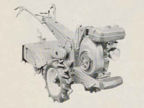 耕運機部分拡大します。このように機能がそのまま丸見えで表に見えている状態のものが多かった1960年。これが翌1961年になると、機能+会社の特徴、主張を一旦デザインにまとめて剥き出しの機械にかぶせて世に出す形になったということですね。もしかしたらユーザーもこれによって「今まで人力だった農業を機械で行う先進的な人」から、選ぶ農機によって「どのように先進的な人なのか」ということを表現できるようになったのかもしれません。