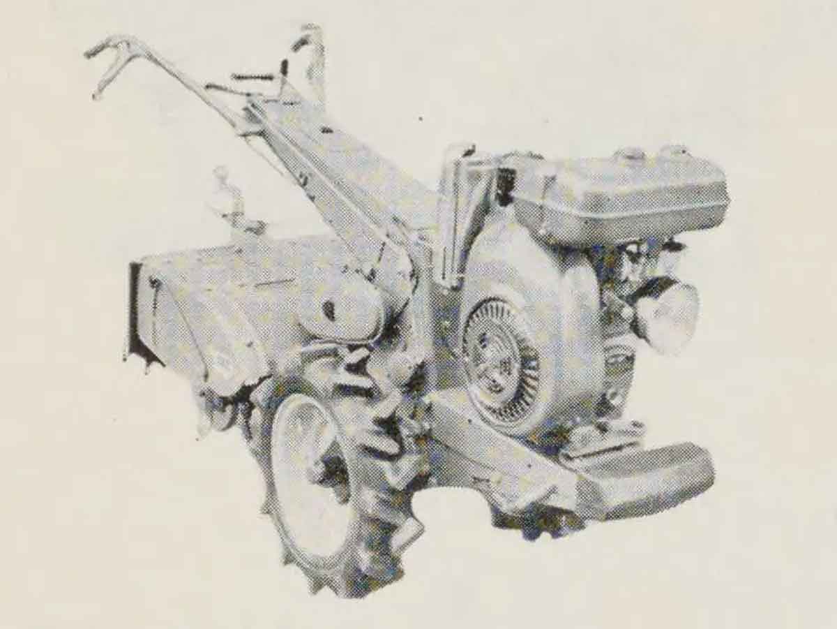 耕運機部分拡大します。このように機能がそのまま丸見えで表に見えている状態のものが多かった1960年。これが翌1961年になると、機能+会社の特徴、主張を一旦デザインにまとめて剥き出しの機械にかぶせて世に出す形になったということですね。もしかしたらユーザーもこれによって「今まで人力だった農業を機械で行う先進的な人」から、選ぶ農機によって「どのように先進的な人なのか」ということを表現できるようになったのかもしれません。