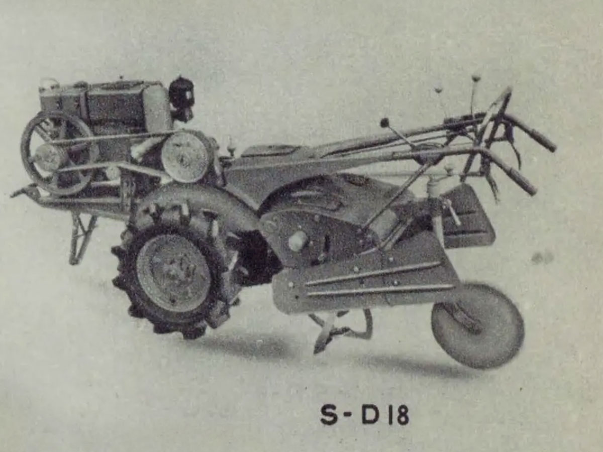 S-D型を拡大します。スクリユーというわけあって打つうのロータリーの刃とは全然違う耕運刃が見えています。バーチカルハローのような動きをするのでしょうか・・・