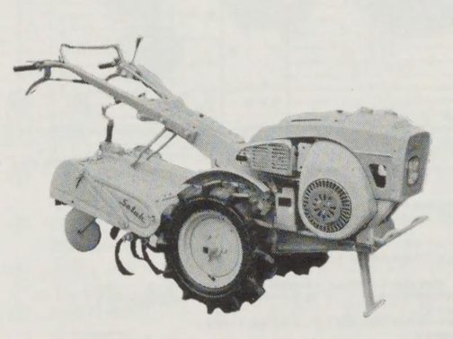 KB16拡大します。ただ、これを見たところエンジンが横置きなのでエンジンとミッションの伝達はベルトからギアもしくはチェーン（それで直結と言えるのかどうかわかりませんけど）に変わっただけという感じです。どんな直結だったのでしょう？？？