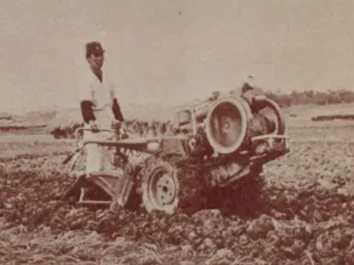 この写真でも見るからに大きく最大のM200-70ともなれば車重400キロを超える化け物です。もう牛とか馬クラスですね。怖くて軽トラに乗せるなんてできませんから圃場までは道路を走っていったのでしょうね。（軽トラはその自分には無かったですか？）そういうこともあって公道を走れる運輸省型式というものも生まれたのでしょうね。