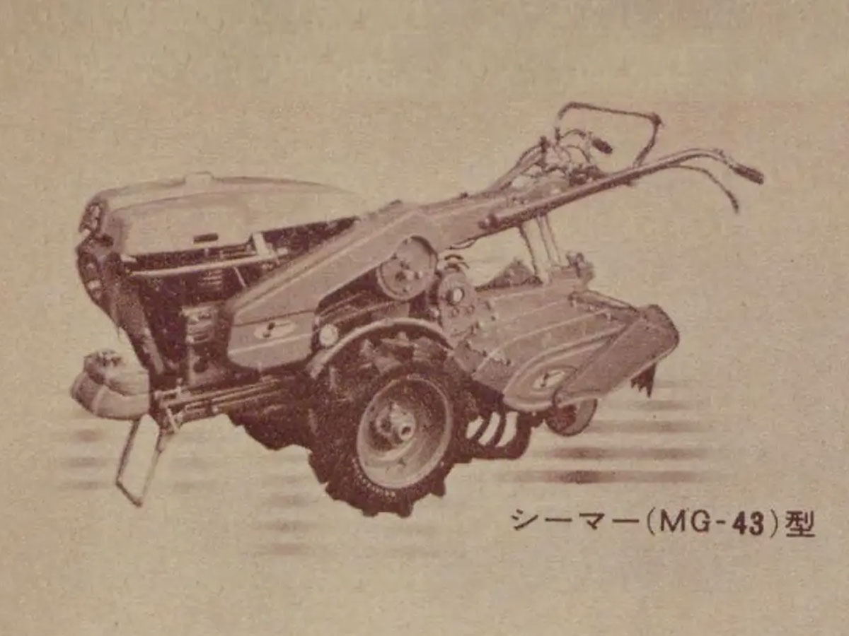 MG-43型を拡大します。なぜこれがシバウラMG型だと思うかというと、まずは時期です。この記事は1963年のものでシバウラの型式認定は1964年でそんなにおかしくはありません。逆にマメトラとしてはSK型が1961年、MG35型が1962年と逆に過去のものとなっています。次にシバウラとマメトラの関係です。これまでマメトラはシバウラにエンジンの供給を受ける代わりに耕運機をシバウラブランドで提供してきた経緯があります。また、ダイキンやヤンマーなど他のエンジンメーカーも大なり小なり同じようなことをしていました。おそらくですが、実車や昔の写真が少ないのもすごく力を入れて売ったということではなかったせいではないかと思われます。実際実際シバウラの話しではないですが、エンジンメーカーの耕運機販売は会社では傍流と見られ、なかなか理解を得られなかったと言う記事を読んだことがあります。