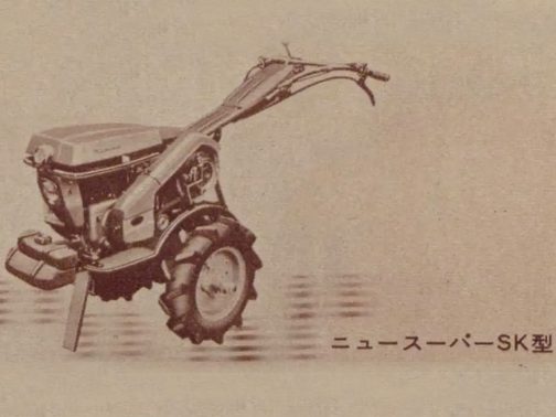 ニュースーパーSKだけ拡大します。探しているマメトラSK型の型式認定は1961年。この記事は1963年なうえにニュー＋スーパーなんてついているので何か追加されているのだと思います。エンジンは同じとなればこのロボティックな外装がプラスされているのでは？と想像してしまいます。1961年当時のマメトラSKはこのカバーが付いていなかった、もしくは簡易的なカバーだったことが考えられます。
