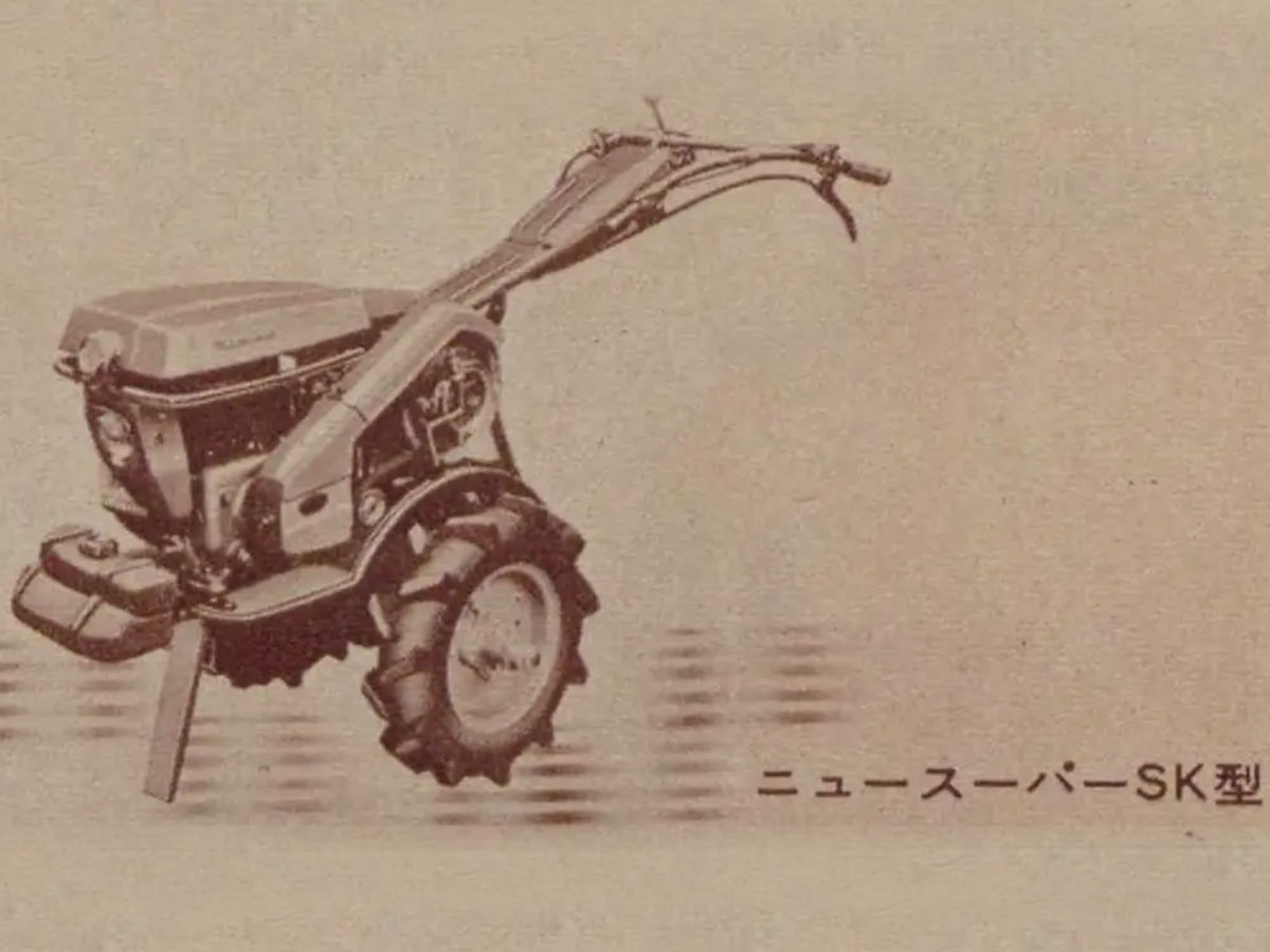 ニュースーパーSKだけ拡大します。探しているマメトラSK型の型式認定は1961年。この記事は1963年なうえにニュー＋スーパーなんてついているので何か追加されているのだと思います。エンジンは同じとなればこのロボティックな外装がプラスされているのでは？と想像してしまいます。1961年当時のマメトラSKはこのカバーが付いていなかった、もしくは簡易的なカバーだったことが考えられます。