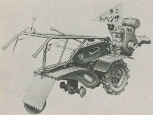 三恵式サンペットをを拡大します。60年代はボンネットやフルカバーで個性を表現していましたが、50年代の耕運機の宣材写真はこの旗が目印となっています。