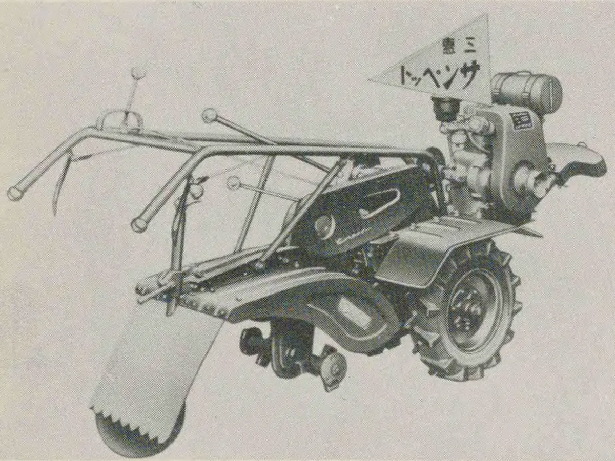 三恵式サンペットをを拡大します。60年代はボンネットやフルカバーで個性を表現していましたが、50年代の耕運機の宣材写真はこの旗が目印となっています。