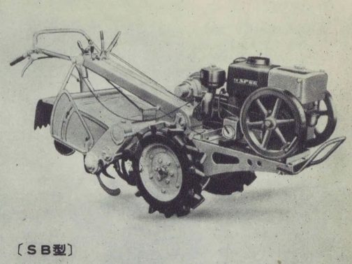 さっき気がついたのですが以前1962年型式認定で紹介をしていました。名前が同じなので「おかしいな」と思ったらエンジン違いです。1960年型式認定のSB型はスピーFK7型745ccエンジン。1962年型式認定のSB型はカナミツKL95の709ccエンジンでした。どちらも7馬力クラスのエンジンのようですけど、わざわざ再認定を受けています。この写真のエンジンはSPEEというエンブレムが付いているのでスピーFK7型エンジンで間違いないと思います。よって1960年型式認定であることも間違いないでしょう。