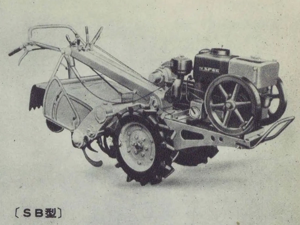 さっき気がついたのですが以前1962年型式認定で紹介をしていました。名前が同じなので「おかしいな」と思ったらエンジン違いです。1960年型式認定のSB型はスピーFK7型745ccエンジン。1962年型式認定のSB型はカナミツKL95の709ccエンジンでした。どちらも7馬力クラスのエンジンのようですけど、わざわざ再認定を受けています。この写真のエンジンはSPEEというエンブレムが付いているのでスピーFK7型エンジンで間違いないと思います。よって1960年型式認定であることも間違いないでしょう。