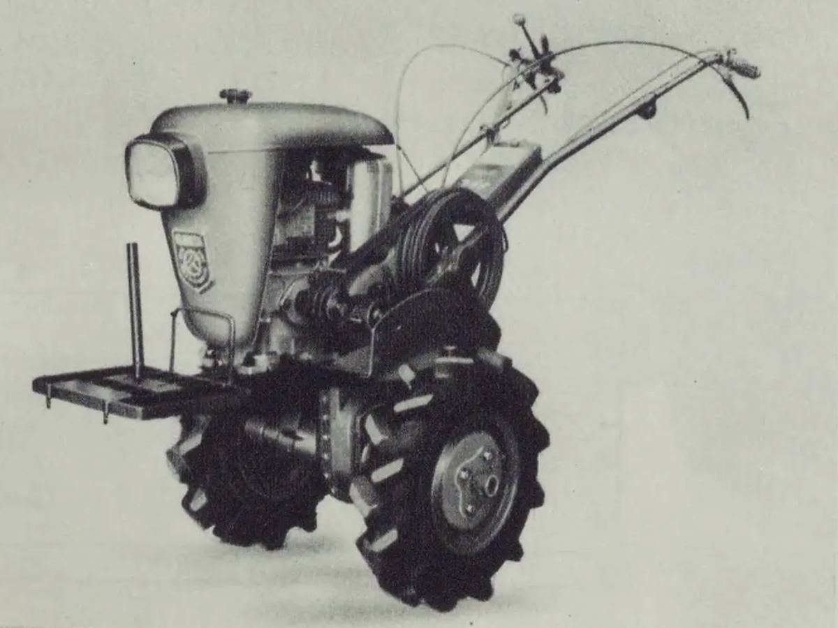 拡大します。冒頭にも書きましたが、ガソリンエンジン搭載の管理機に溶接面をかぶせたような形をしています。