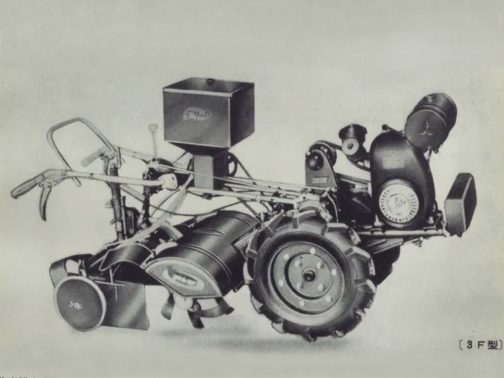 播種機がついているのでしょうか？ブリキの箱が見えます。尾輪もついていて空冷ガソリンエンジン搭載にしては結構大掛かりな姿をしています。すごく大きく感じてしまいますけど、今で言う管理機くらいの大きさなのでしょうか？