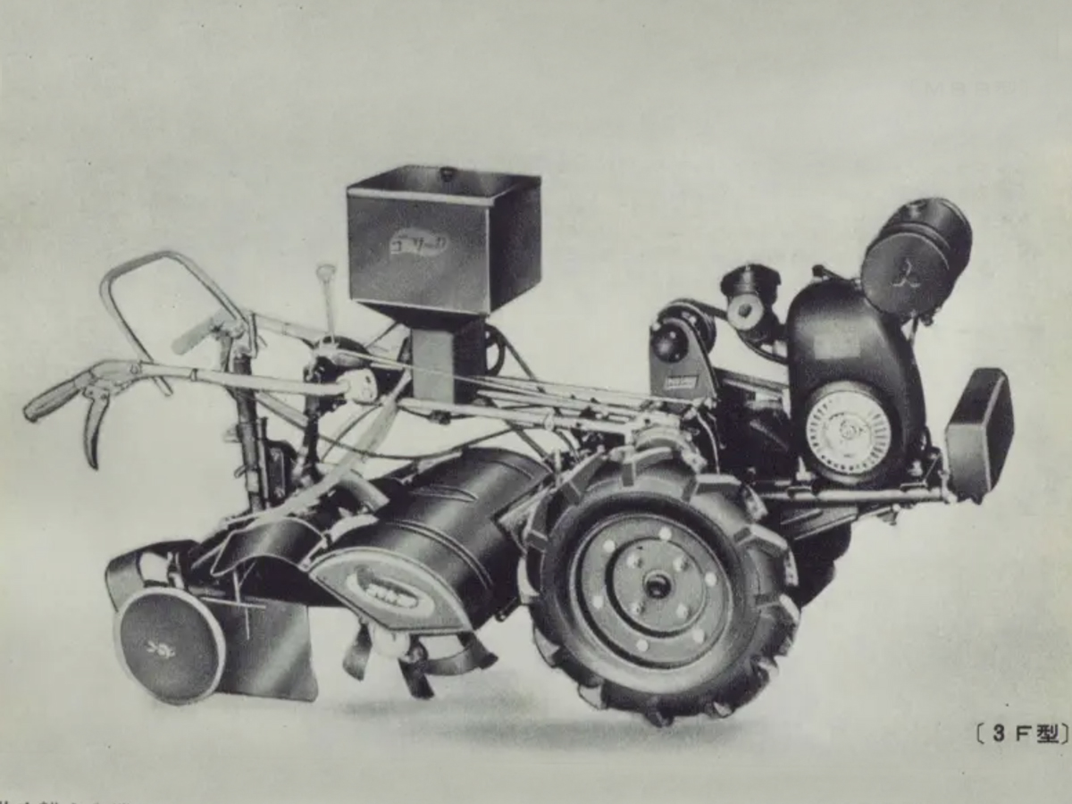 播種機がついているのでしょうか？ブリキの箱が見えます。尾輪もついていて空冷ガソリンエンジン搭載にしては結構大掛かりな姿をしています。すごく大きく感じてしまいますけど、今で言う管理機くらいの大きさなのでしょうか？