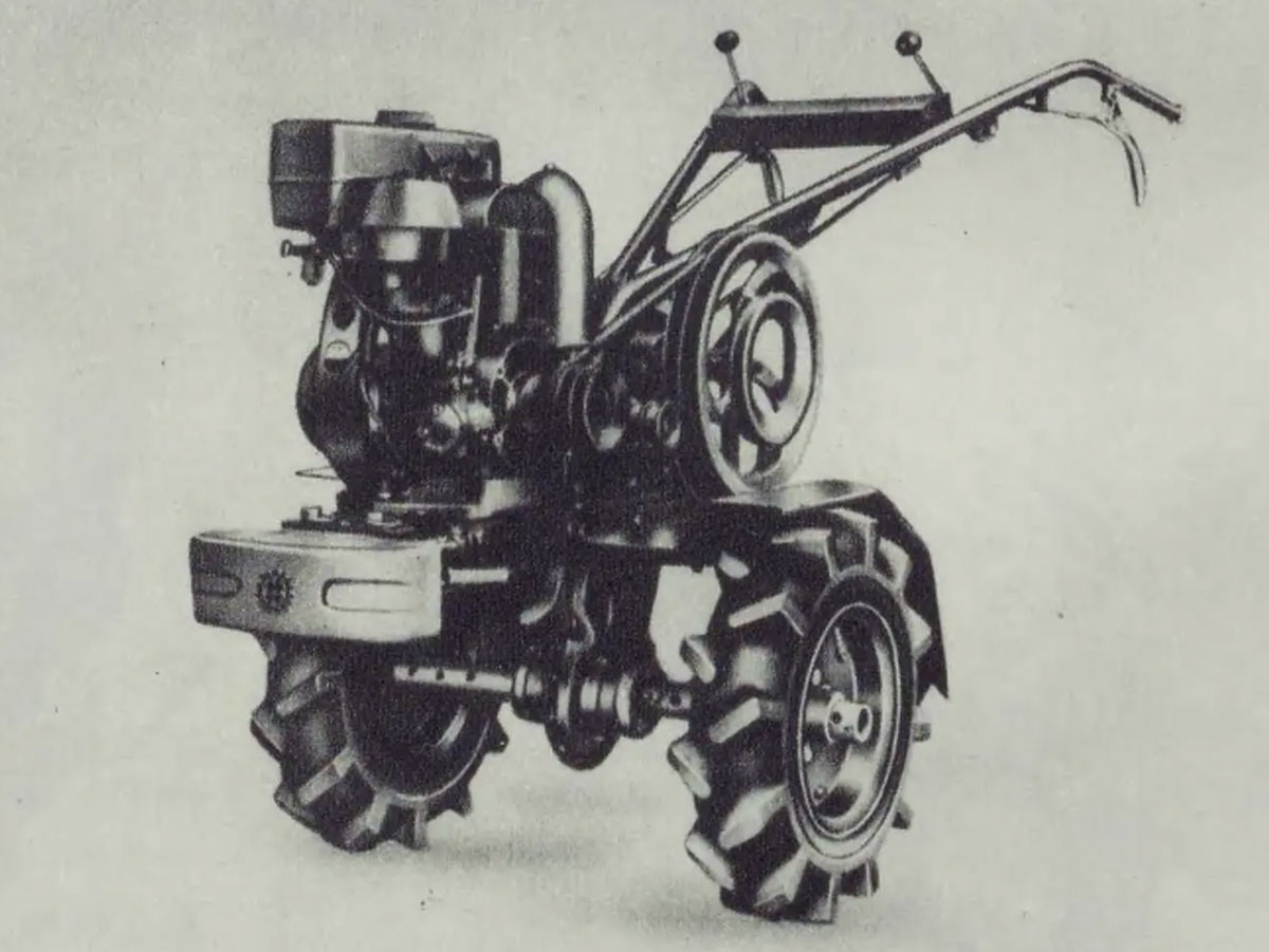 拡大します。冒頭にも書きましたけど井関の最初感がとても強いKT1型です。型式認定制度創設1957年時の34台、「オリジナル34」には入れなかったものの、翌1958年5月の第二回認定に間に合いました。十分老舗の耕運機メーカーと言えます。