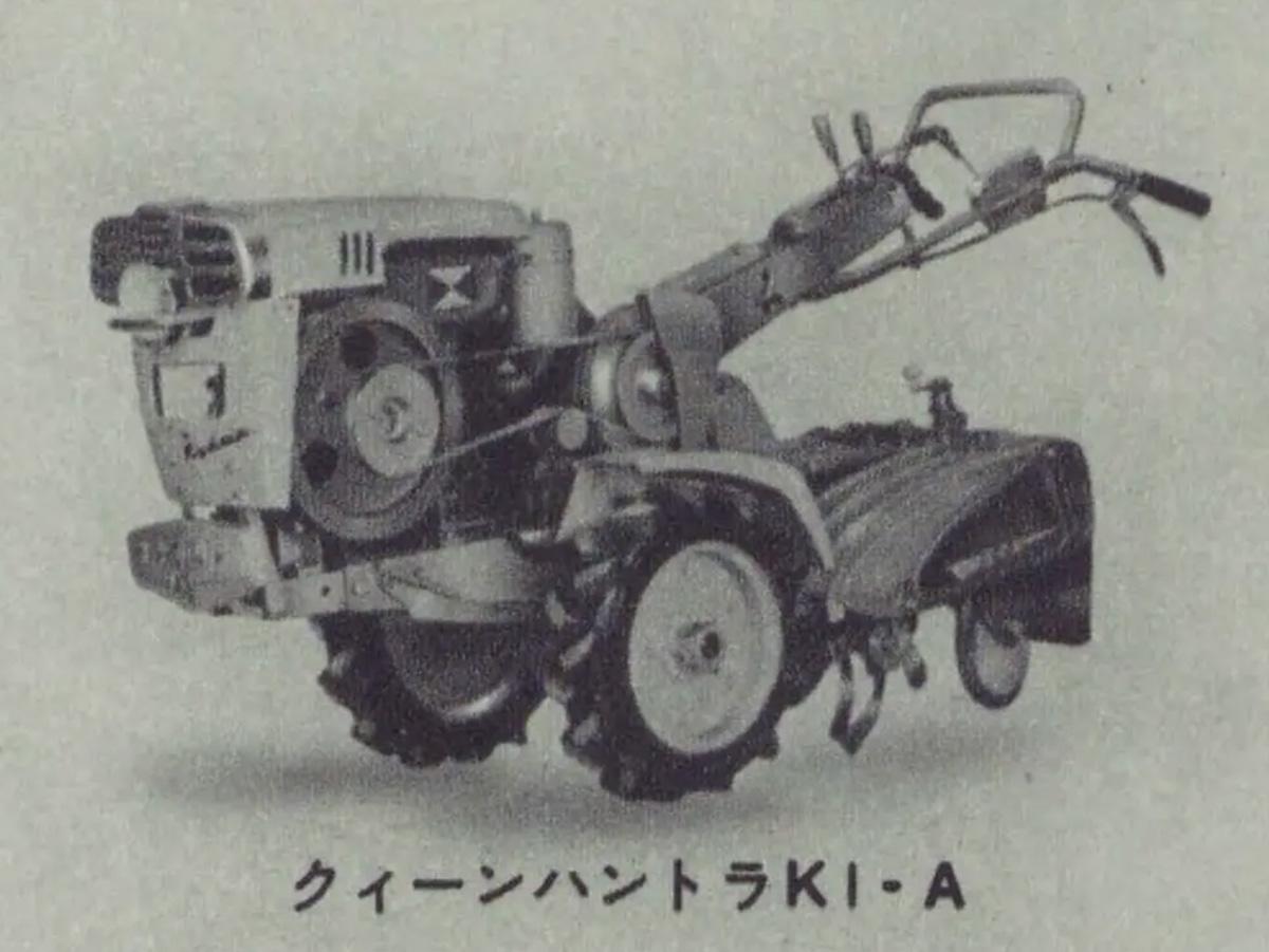 クイーンハントラK1-Aとキャプションに書かれていますけど、認定型式名はクイーンK-1A型です。今はブランド戦略ががっちり決まっていてこんな揺らぎはないですが、当時はハイフンをどこに入れるか入れないかとか愛称、ブランド名をどうするかなどは随分揺らぎがあったみたいです。翌年型式認定されるヤンマーK-1BはこのK-1Aにそっくりなので協和からヤンマーに名前を変えただけのものに近いと思われます。