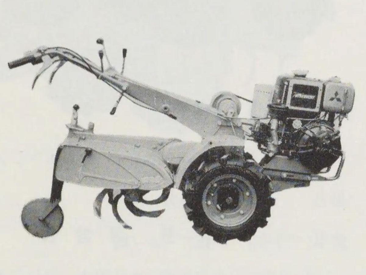 このエンジン、フライホイールが剥き出しなのでしょうか？バイクの乾式クラッチのようなものが気になります。