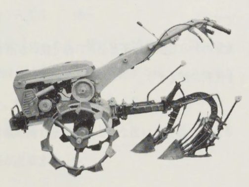耕耘機部分だけ拡大します。正面から見た写真でないのが残念ですが確かにエンジンが覆われています。ちょっと井関っぽい感じがしますね。