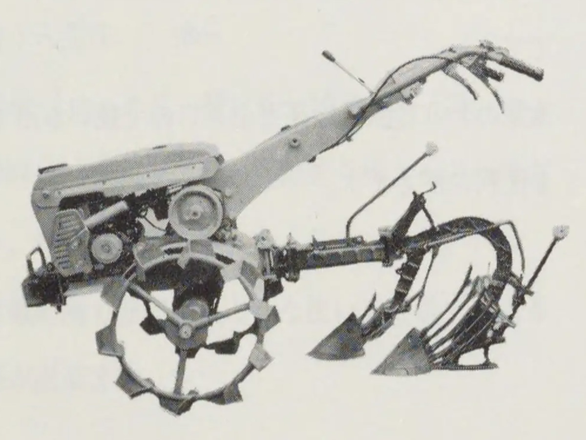 耕耘機部分だけ拡大します。正面から見た写真でないのが残念ですが確かにエンジンが覆われています。ちょっと井関っぽい感じがしますね。