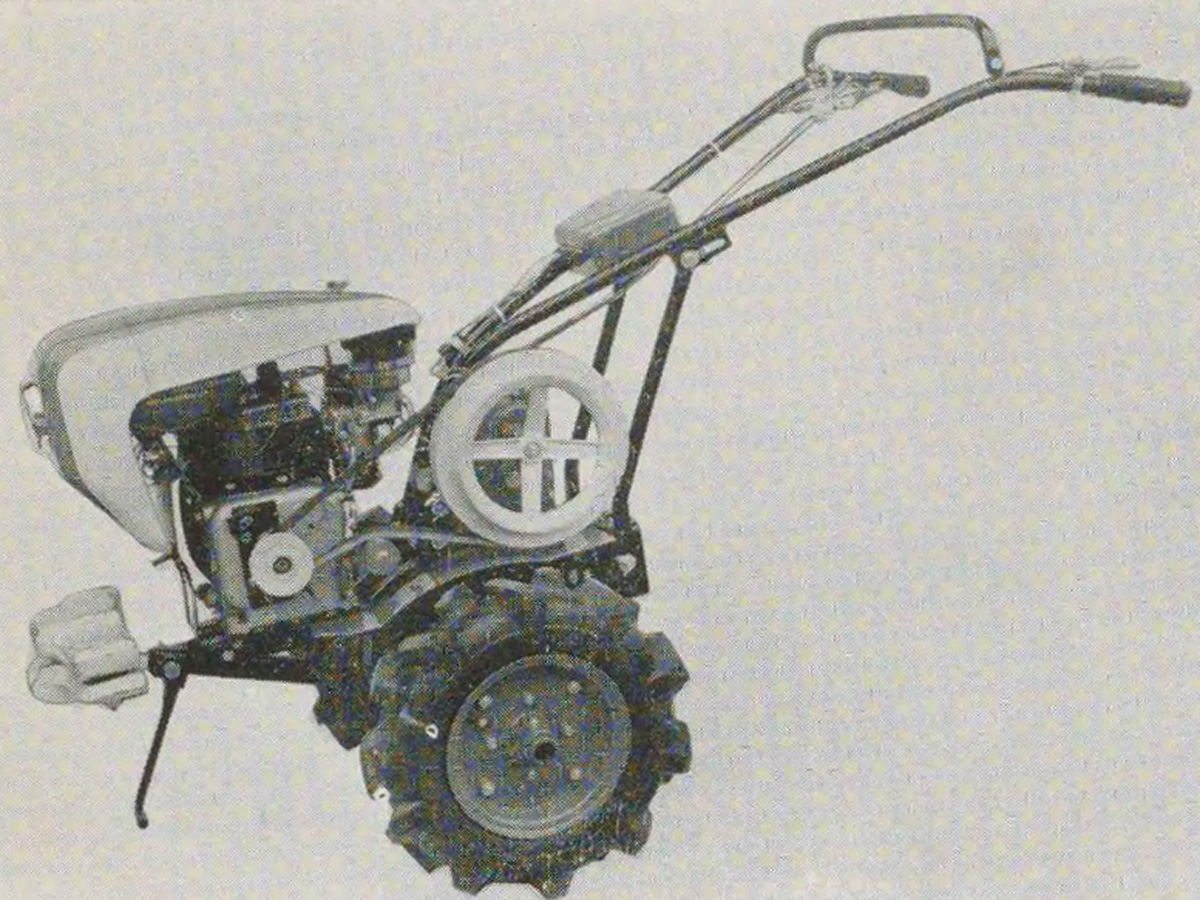 60年61年に特徴的な当時の言葉を借りれば「ボンネット型」のティラーです。ネックとハンドルの造作が美しいですね!工具箱もカワイイ!!