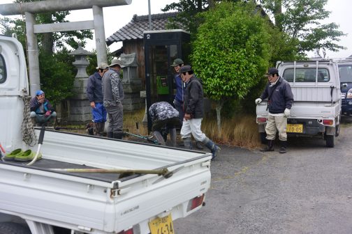 この日は曇り。メンバーが集まってきます。こういう顔を突き合わせる機会は貴重な情報伝達・交換の時間です。本来の草刈りより重要なんじゃないか？・・・と僕は思っています。