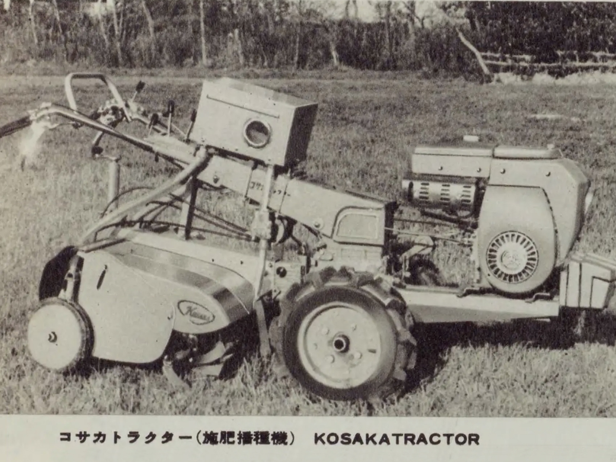 施肥機なのか播種機播種機なのかが載っています。ダイキン4ストロークDM6L搭載だそう。