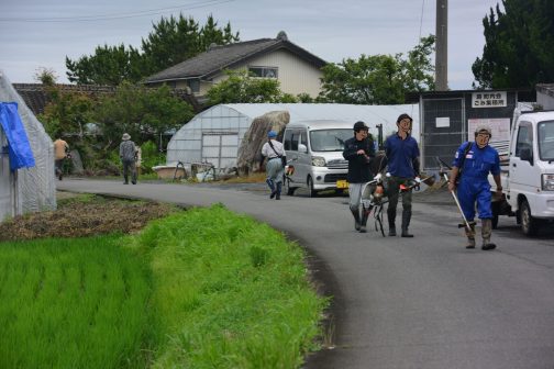 「事故に注意して始めましょう！」の合図で二手に分かれて作業開始です。
