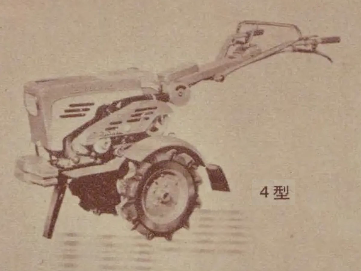 1963年農業機械図鑑よりコマツメリー４型です。昨日紹介した3型が最新のデザインな感じに対して4型は60年代冒頭のいわゆるボンネット型な古い感じがします。