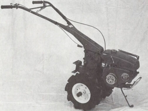 日本インダストリアルデザイン年鑑1966年度版の記事です。ティピカルなデザインとして取り上げられているのだと思いますけど、外部デザイナーの手によるものではなく社内の東京技術部意匠係の手によるものです。色はおそらく真っ赤で、そのために白黒写真では細部がわかりにくくなっています。