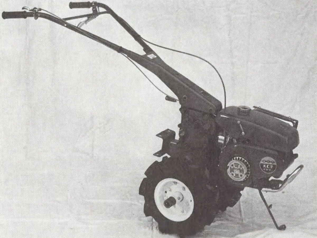日本インダストリアルデザイン年鑑1966年度版の記事です。ティピカルなデザインとして取り上げられているのだと思いますけど、外部デザイナーの手によるものではなく社内の東京技術部意匠係の手によるものです。色はおそらく真っ赤で、そのために白黒写真では細部がわかりにくくなっています。