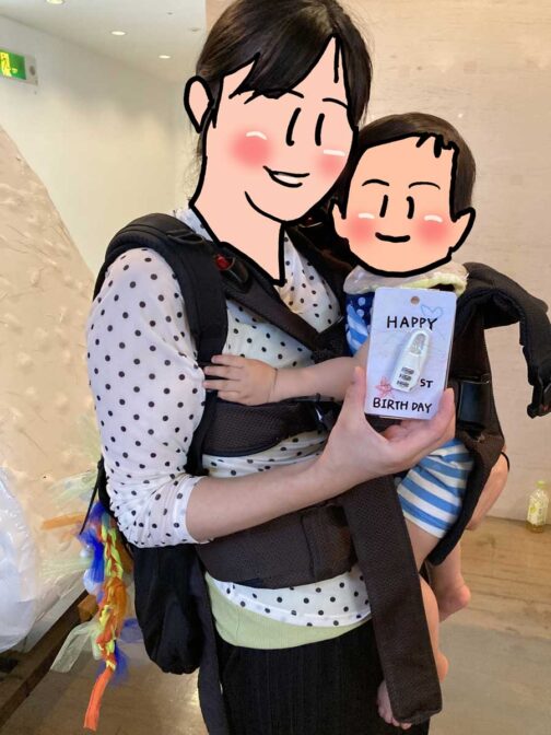 生まれて初めてやってくる1歳の誕生日に合わせて「お誕生日おめでとう」のパッケージを作るお母さん。
