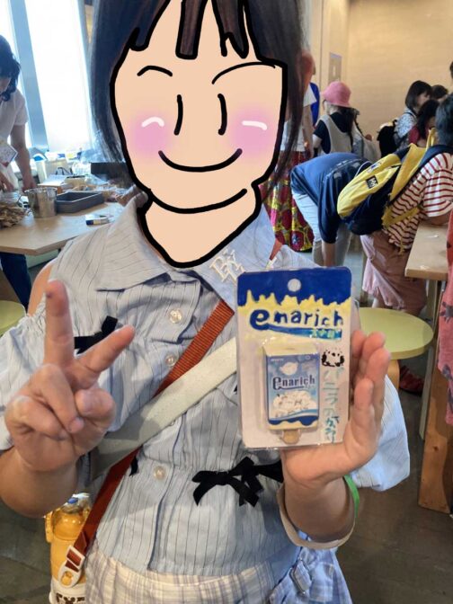 消しゴムのアイスをめちゃくちゃ上手にパッケージングしたのはこの子。完璧です！