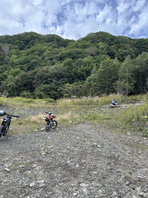 レースがスタートすると選手を追って（写真は2日目なので晴れてます）バックマーカーです。