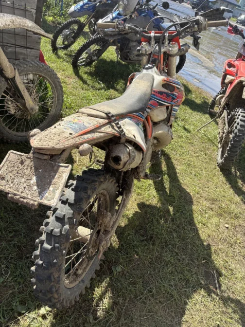 1日走ると転んだわけでもないのに人もバイクも泥だらけで完全に土器と化しています。